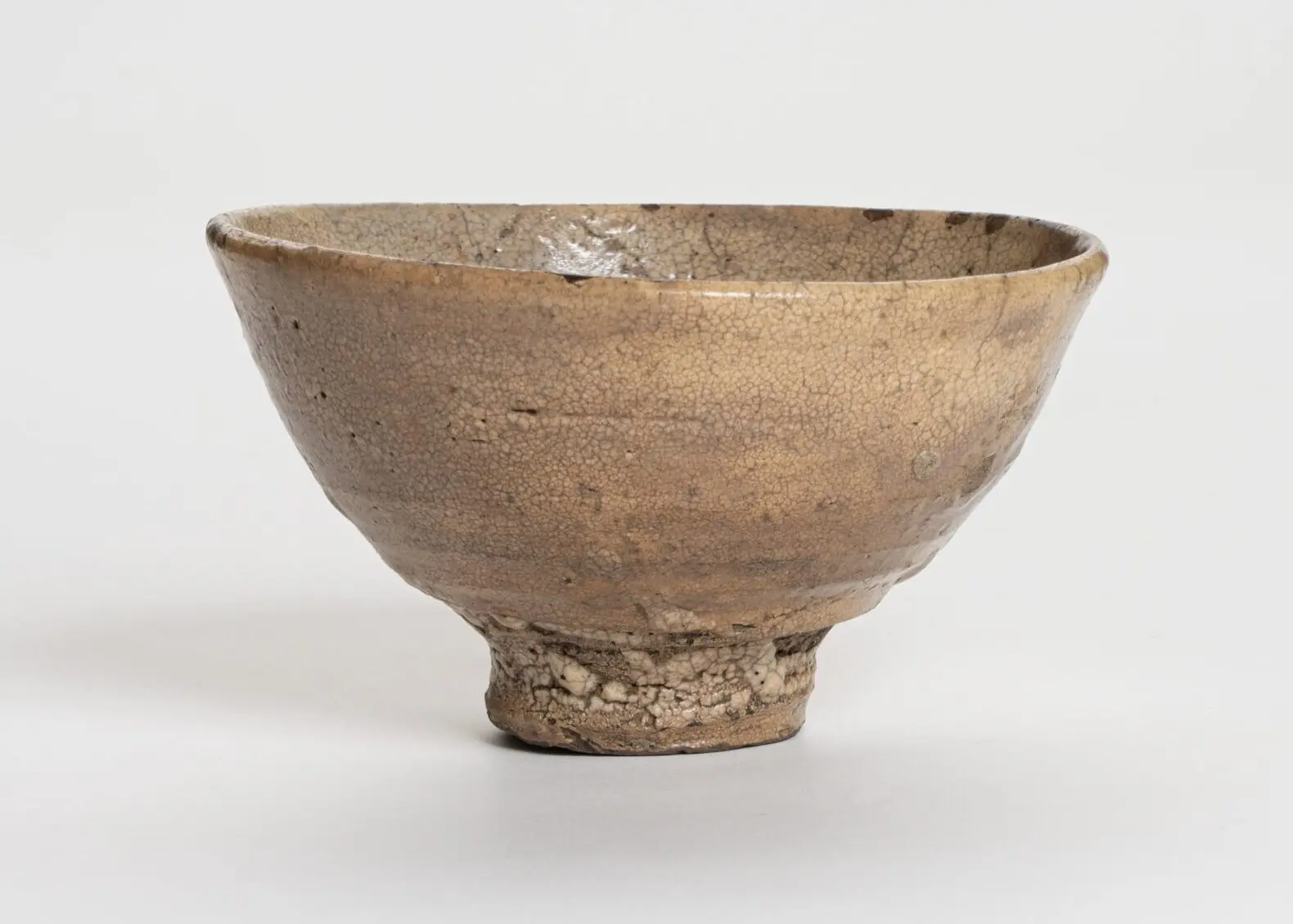 国宝「喜左衛門井戸」× 国宝「色絵藤花文茶壺」茶の湯のわびと雅 – MOA