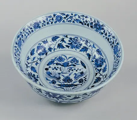 青花蓮池水禽文鉢 – MOA美術館 | MOA MUSEUM OF ART
