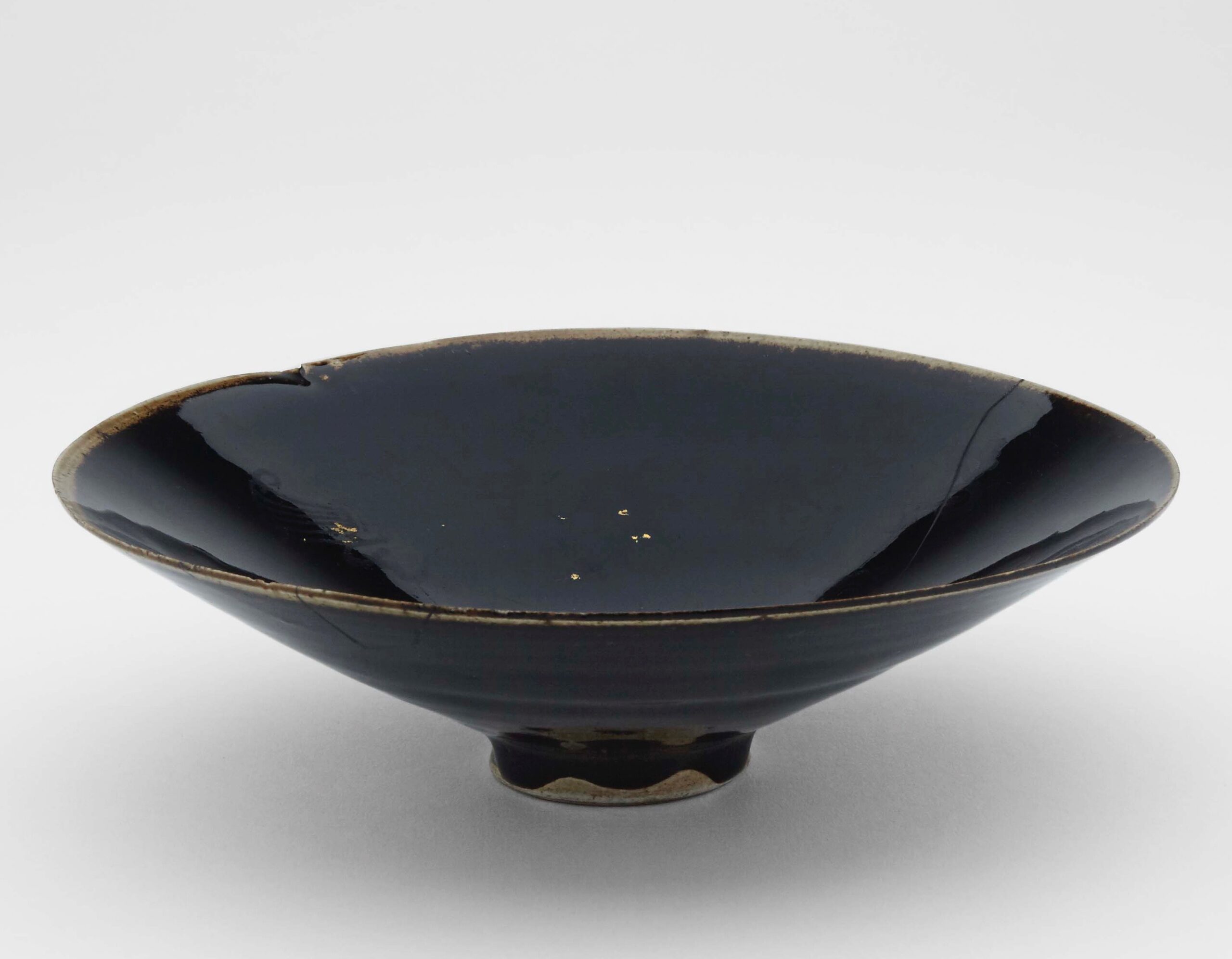 黒釉金彩瑞花文碗の画像