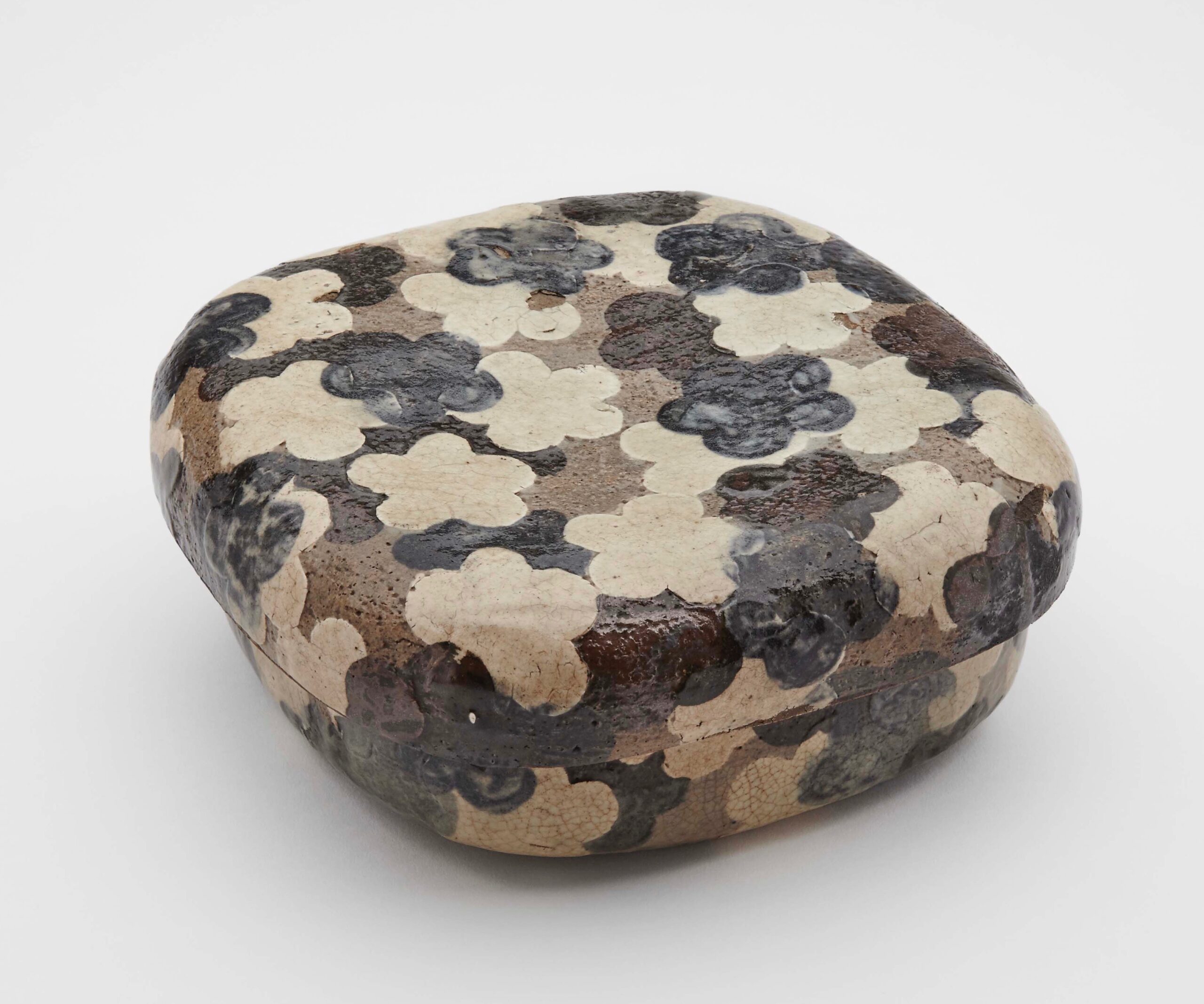 銹絵染付梅花散文蓋物の画像