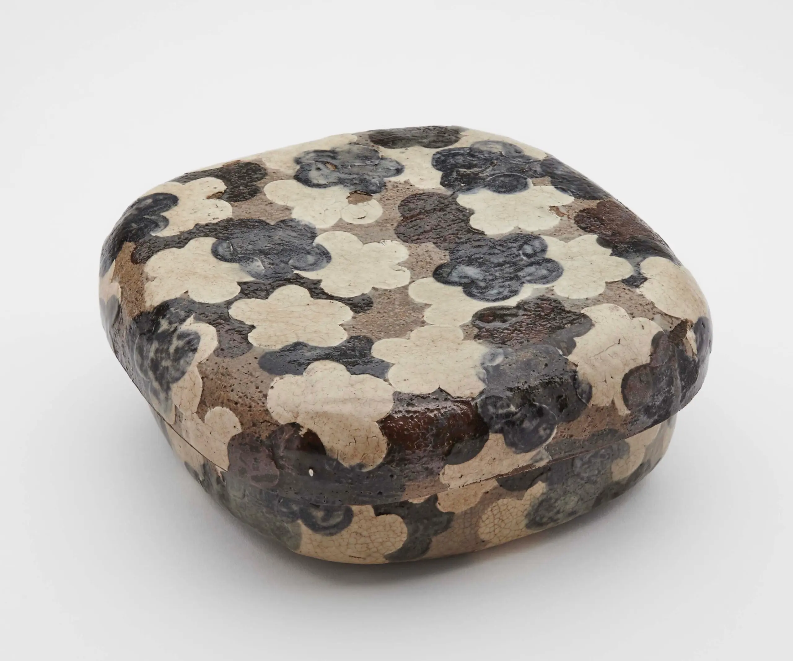 銹絵染付梅花散文蓋物 – MOA美術館 | MOA MUSEUM OF ART