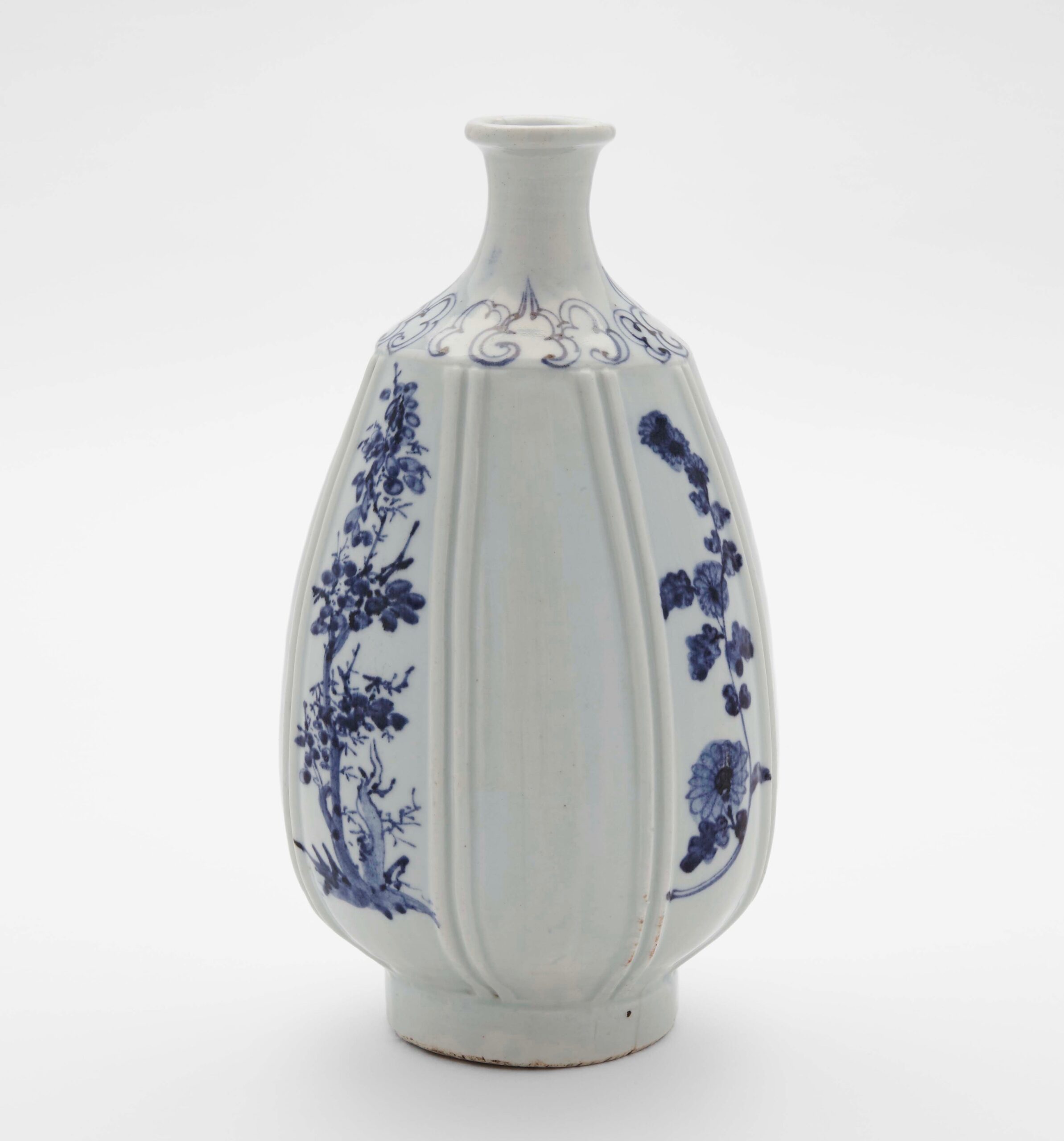 染付草花文瓶 伊万里の画像