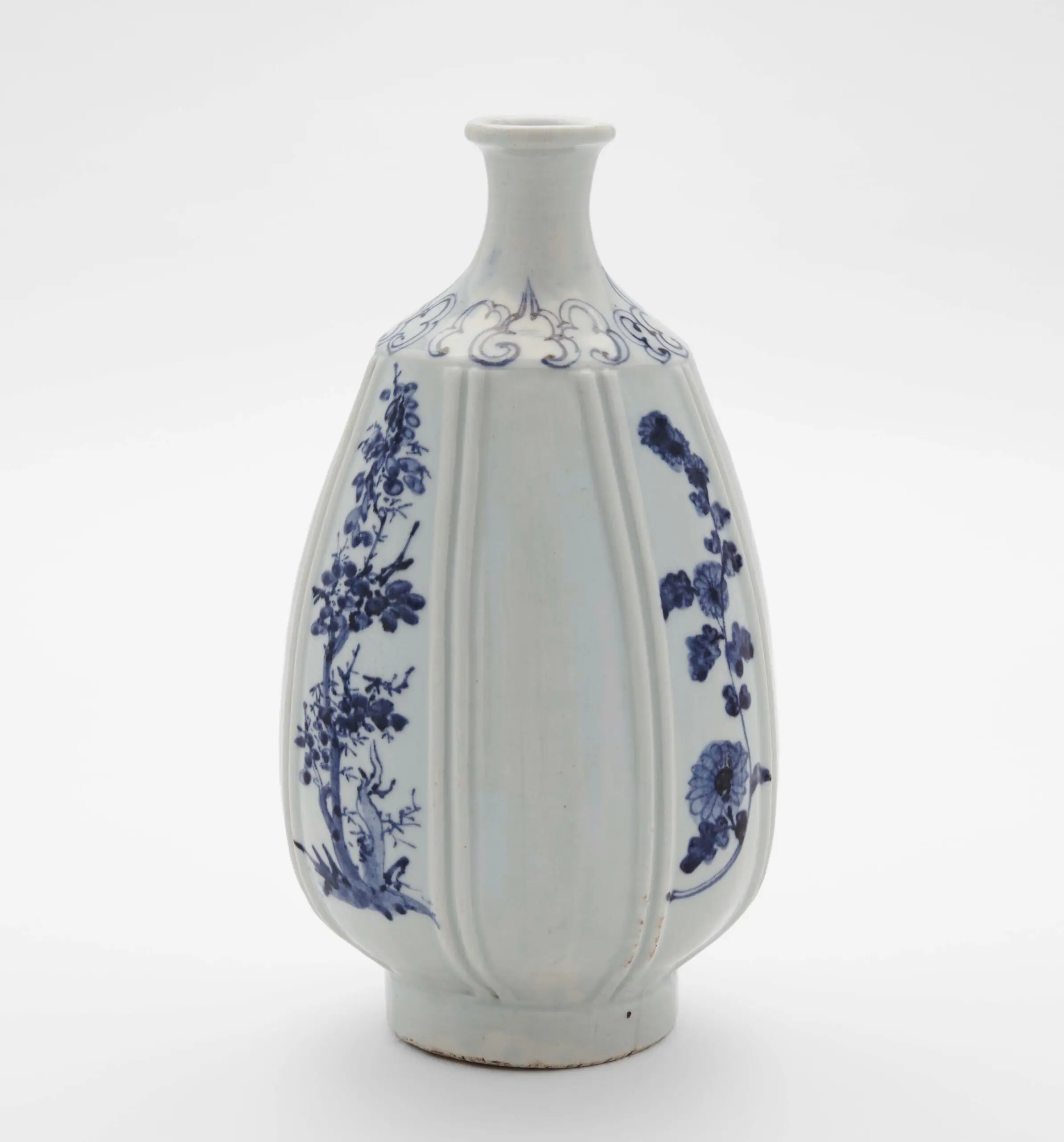 染付草花文瓶 伊万里 – MOA美術館 | MOA MUSEUM OF ART