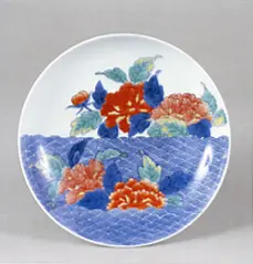 有田焼　今右衛門　色鍋島　手描き　高台付き　銘々皿　皿　花型　牡丹　青海波 有田焼 今右衛門 色鍋島 手描き 高台付き 銘々皿 皿 花型 牡丹 青海波