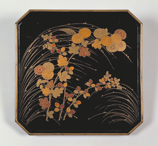 Square Trays with a design of autumn grasses in maki-e images